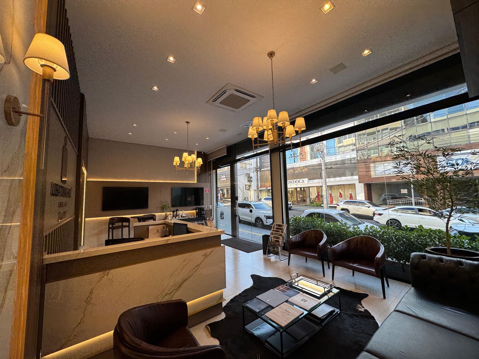 Sala de espera da recepção com vista para a rua